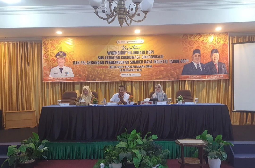 Ketua Kadinda Muara Enim, Iwan Kurniawan saat menjadi Narasumber dalam acara Workshop Hilirisasi Kopi 2024 di Hotel Griya Serasan Muara Enim