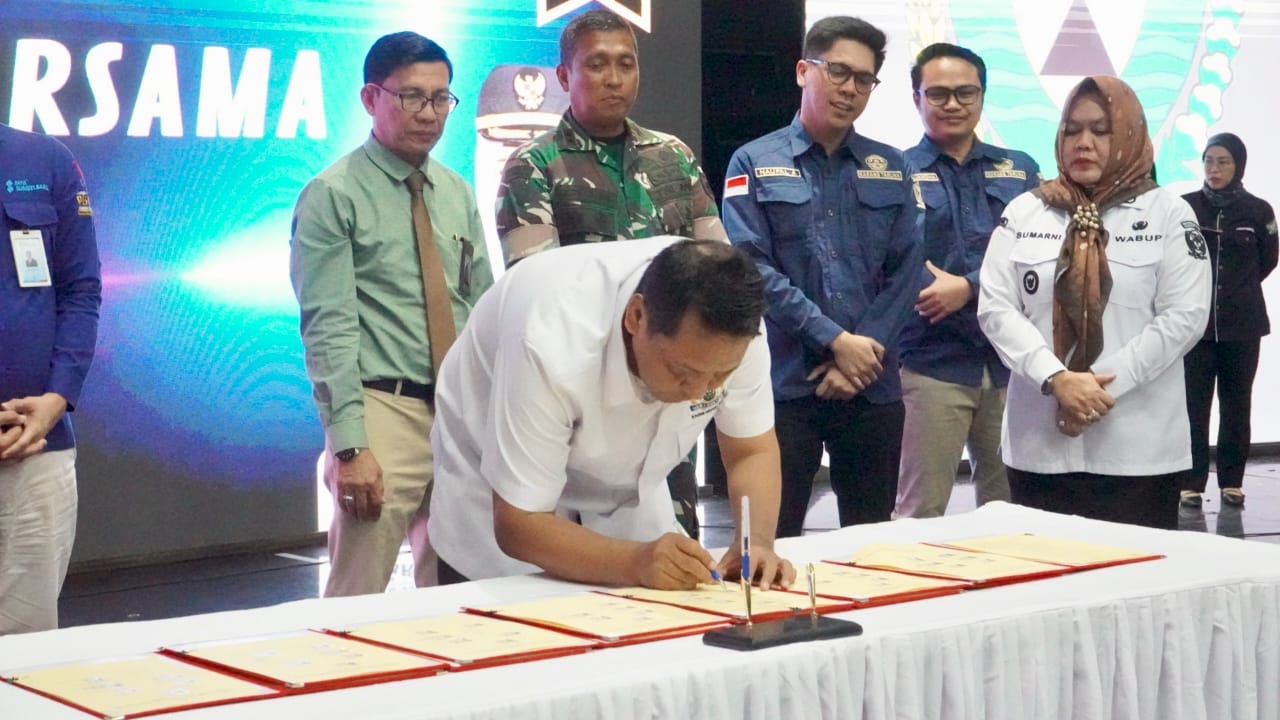 Ketua KADIN Muara Enim, Iwan Kurniawan menandatangani Nota Kesepakatan Bersama Program UMKM Membara